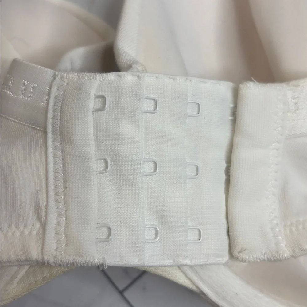 NWOT Cacique Lane Bryant Womans T-Shirt Bra White Lightly Lined UNDERWIRE 42C